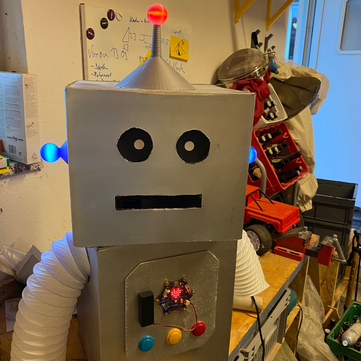 Papp Roboter mit LED's und Buttons